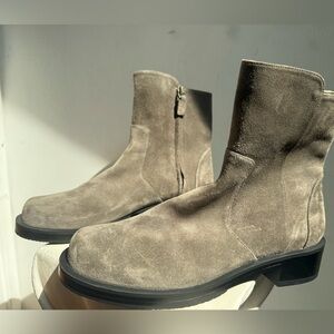 Stuart Weitzman STUART WEITZMAN 5050 BOLD ZIP BOOTIE IN CHARCOAL